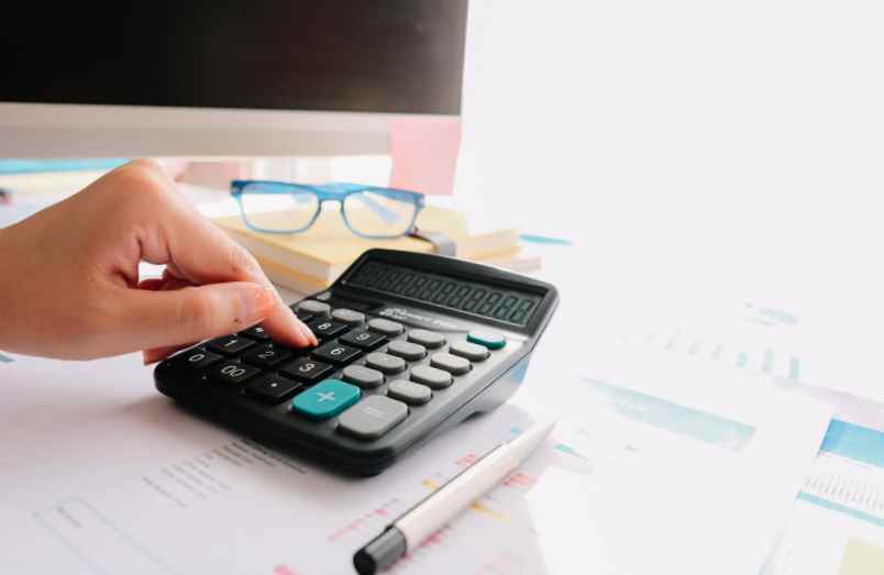 Comment calculer le coût total d'une carte bancaire ? CommentCalculer.fr